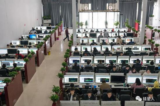 河南省郏县睿金科技公司总部的工人正在标注数据